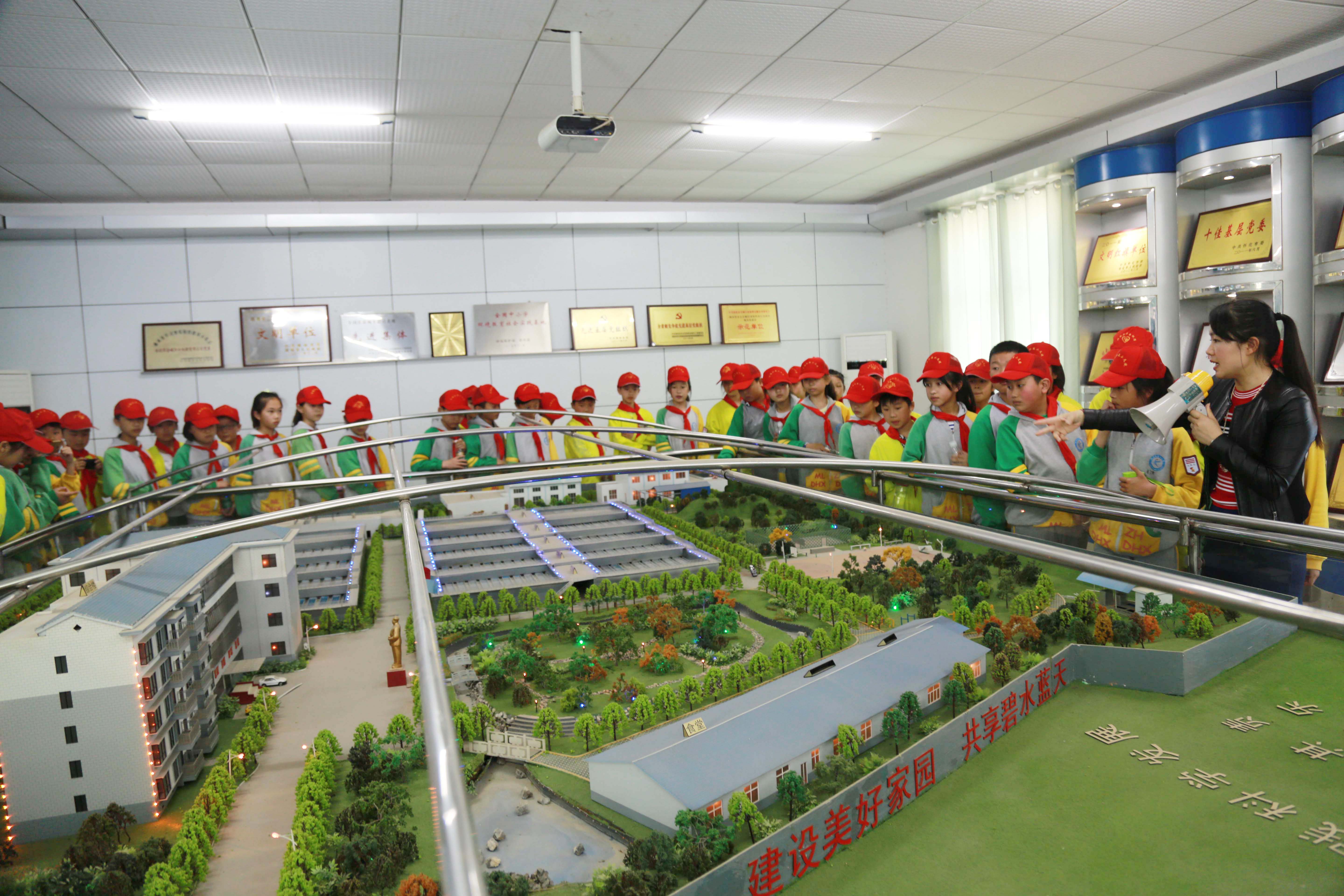 城管进校园 宏宇小学参观市污水处理有限万搏电子（中国）有限公司官网.jpg